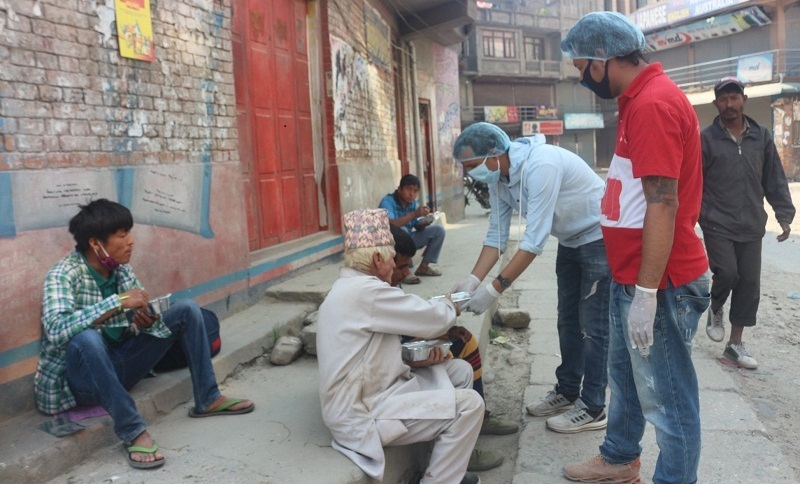 लकडाउनले पैदल हिडेका यात्रुलाई निःशुल्क खाना खुवाउदै नेविसंघ काभ्रे