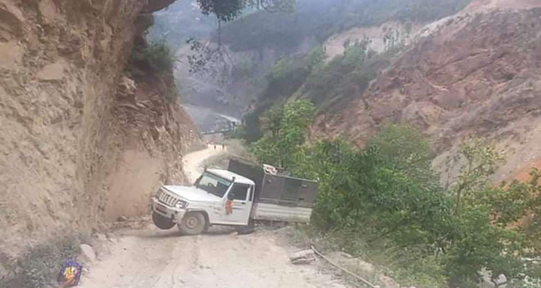 गाडीबाट खस्दा सुनकोशीमा दुईजना बेपत्ता