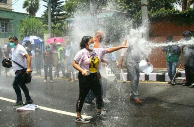 कोरोना नियन्त्रणलाई प्रभावकारी बनाउन माग गर्दा पानीको फोहोरा र लाठी (फोटोफिचर)