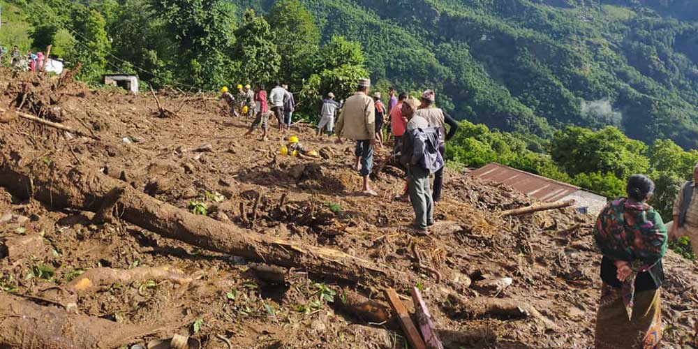 पर्वतको दुर्लुङमा पहिरोमा पुरिएर ८ जनाको मृत्यु, १ जना अझै बेपत्ता