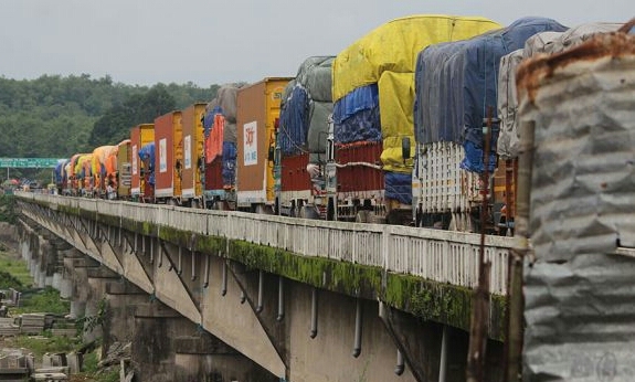 नेपालबाट भारततर्फ लैजादै गरिएको  मेची पुलमा रोकिए २५ ट्रक