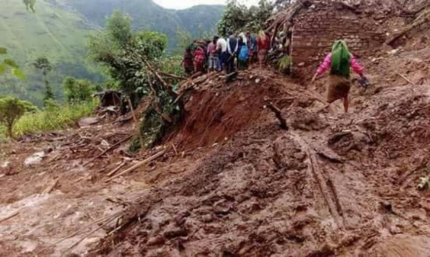 कास्कीमा पहिरोले पुरिएर एकै परिवारका तीन जनाको मृत्यु