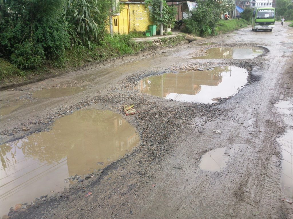 सडक जीर्ण बनेपछि पनौती-बनेपा सडकको यात्रामा सास्ती