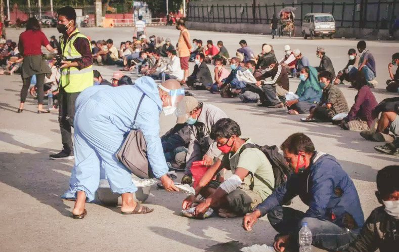 काठमाडौँमा नि:शुल्क खाना खुवाउनेलाई महानगरले लगायो रोक : खाना खुवाउँदा शहर फोहोर भएको आरोप