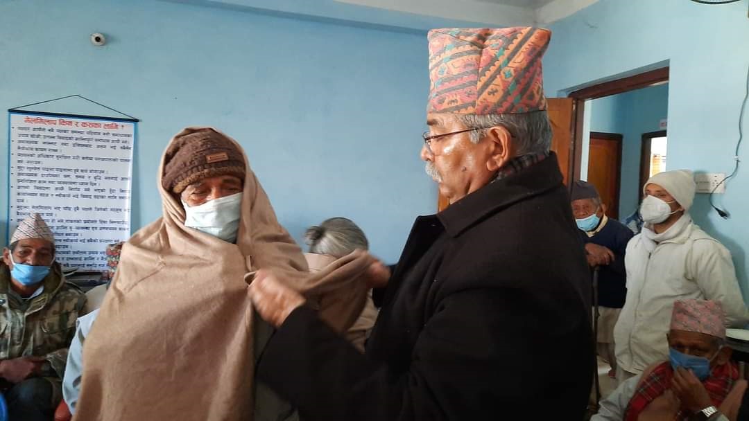 जेष्ठ नागरिकलाई जाडोमा न्यानो बाँड्दै नमोबुद्धका जनप्रतिनिधि घरघरमा