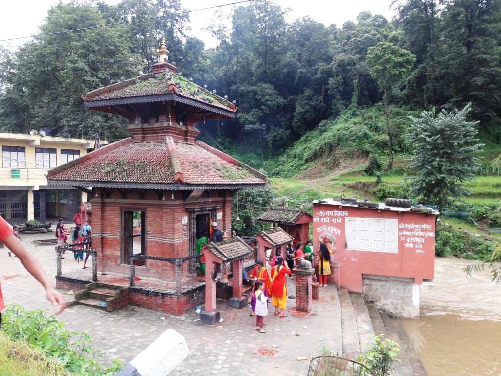 पनौतीमा रहेको पशुपतिनाथ मन्दिरमा तोडफोड