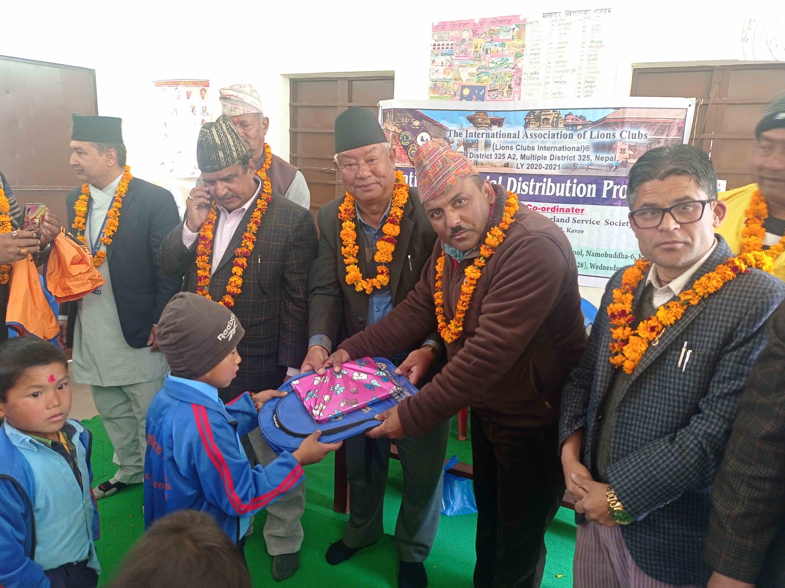 भगवती आधारभूत विद्यालयका विद्यार्थीलाई व्याग र स्टेशनरी सहयोग