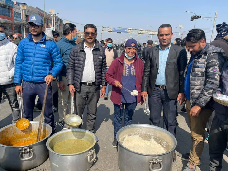 आमहड्तालमा खटिएका नेता कार्यकर्तालाई सडकमै भोजभतेर !