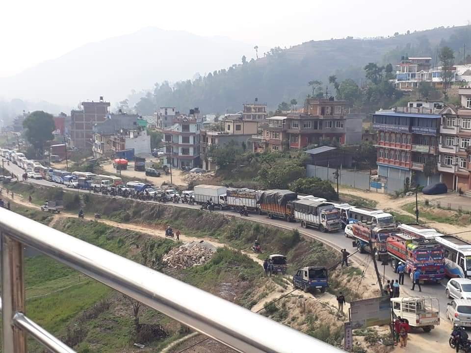 काभ्रे साँगा नाकामा कडाइ, काठमाडौंँ छिर्न खोज्ने सवारीको लामो लाइन