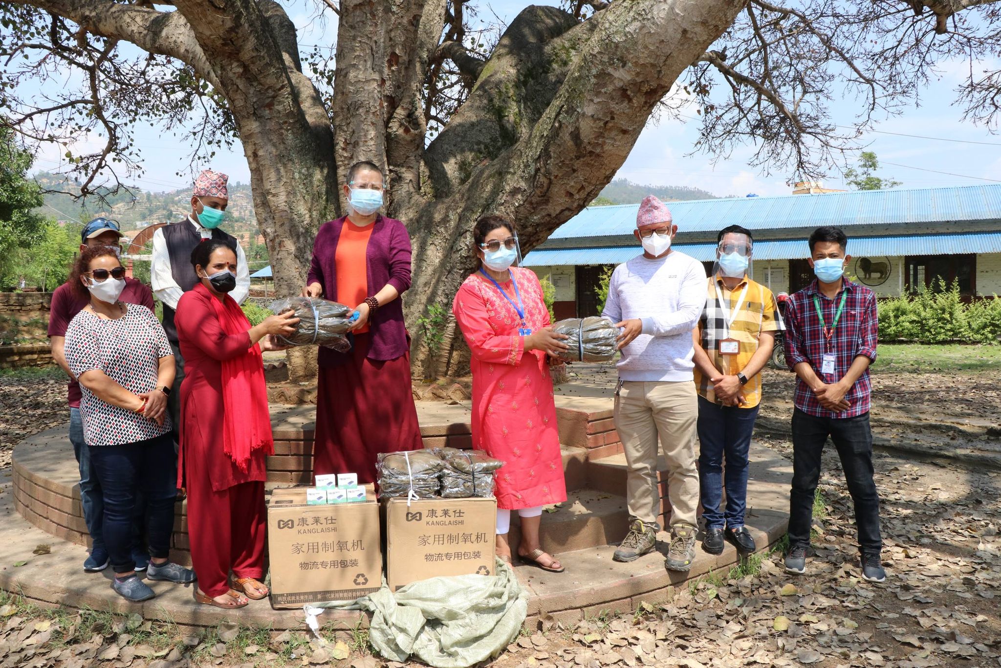 ‘प्रारम्भ’ र ‘आनी छोइङ डोल्मा फाउण्डेशन’द्वारा नमोबुद्ध र रोशीलाई स्वास्थ्य सामग्री सहयोग