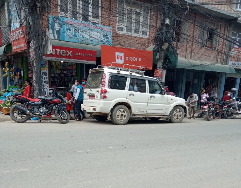 काभ्रेमा चलेनन् सार्वजनिक बस, निजी सवारीले मनपरी भाडा असुल्दै