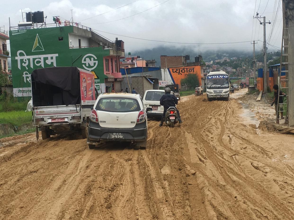 अझै बनेन पनौती-बनेपा सडक, हिलो र फालिएका तारले यात्रा असुरक्षित