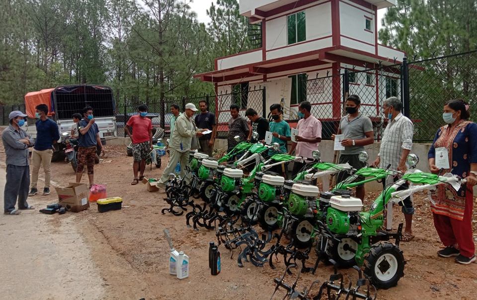 पाँचखालका कृषकलाई अनुदानमा हाते ट्याक्टर बितरण