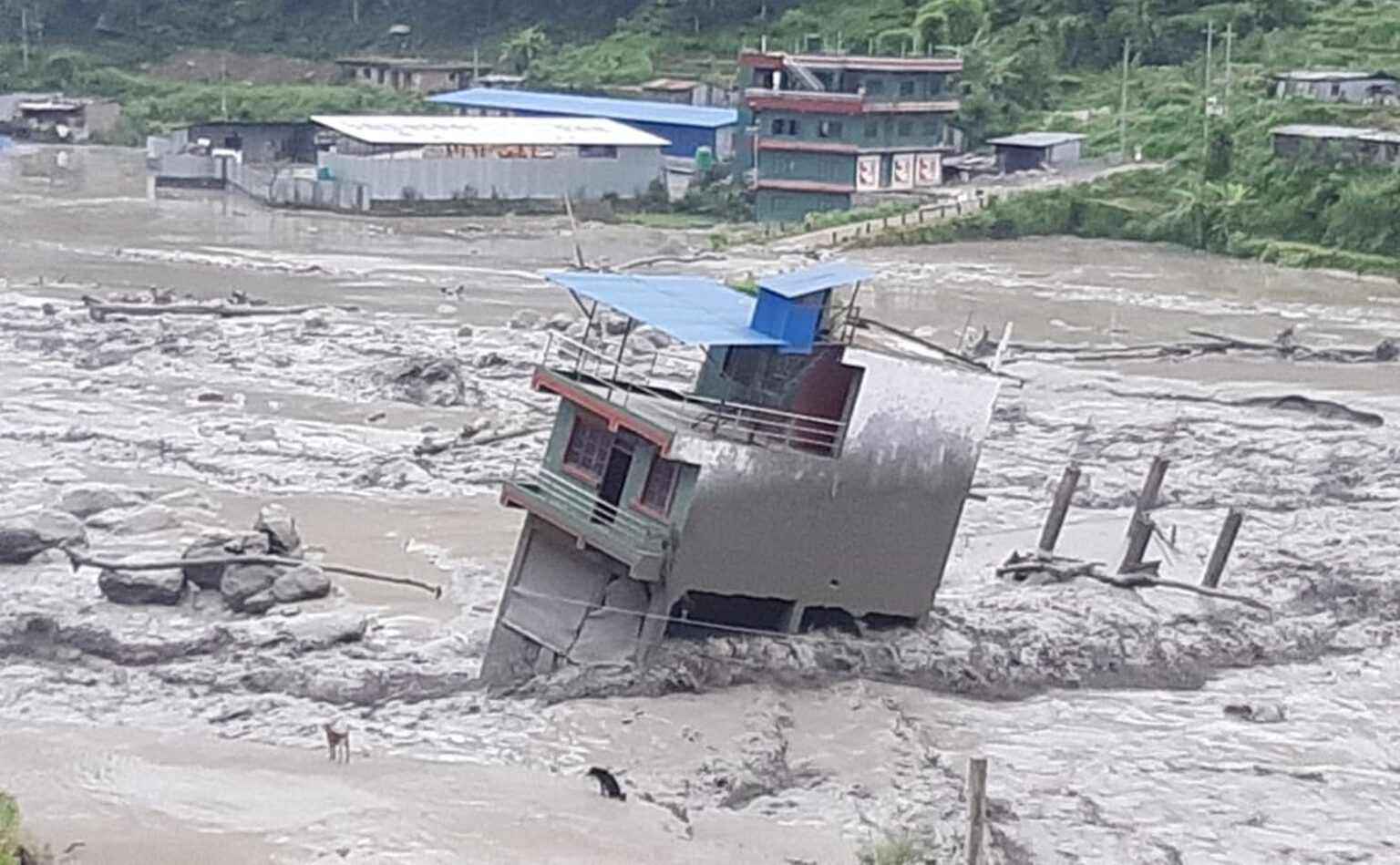 लेदोसहितको मेलम्चीको बाढीमा बगे ६० घर टहरा