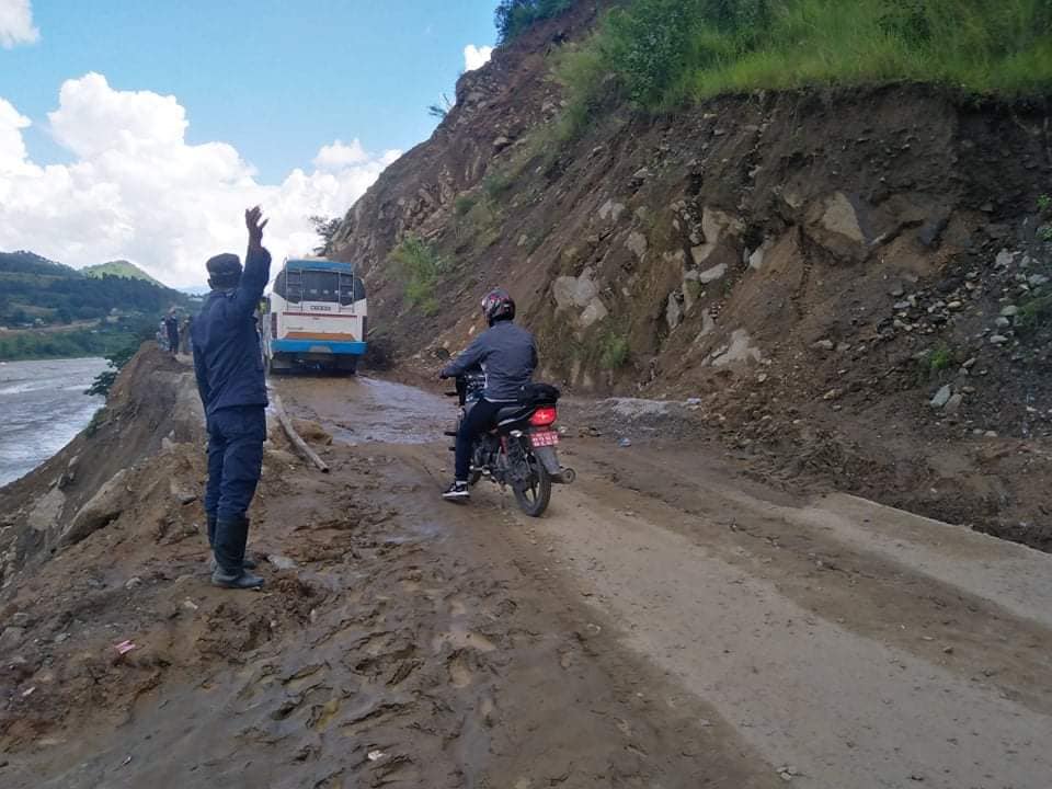 पहिराले अवरुद्ध हेलम्बुराजमार्ग दुई दिन पछि संचालनमा