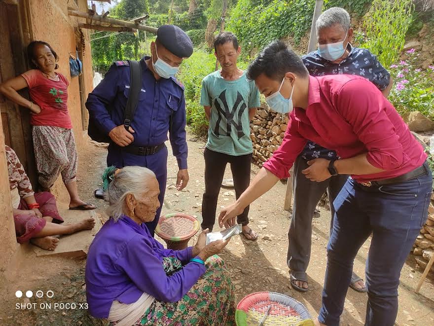 चौंरीदेउरालीका अशक्तलाई घर–घरमै भत्ता वितरण