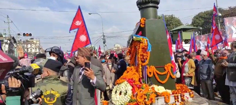 ज्ञानेन्द्र शाहद्वारा पृथ्वीनारायण शाहको तस्वीरमा माल्यार्पण, लाग्याे गणतन्त्रविरोधी नारा