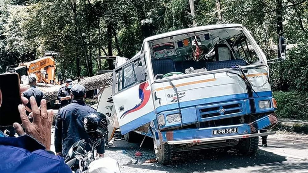 भक्तपुरमा रुख ढलेर सवारीसाधन किच्दा तीन जनाको मृत्यु