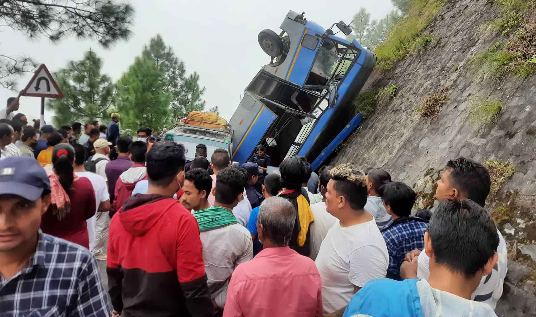 मकवानपुर दुर्घटना: ७ जनाको मृत्यु, मापसे गरेका थिए चालकले