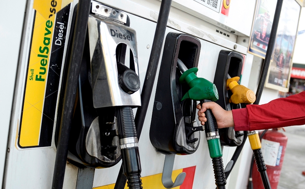 पेट्रोलको मूल्य साढे ६ रुपैयाँ घटेर आयो, निगमले घटाउला?