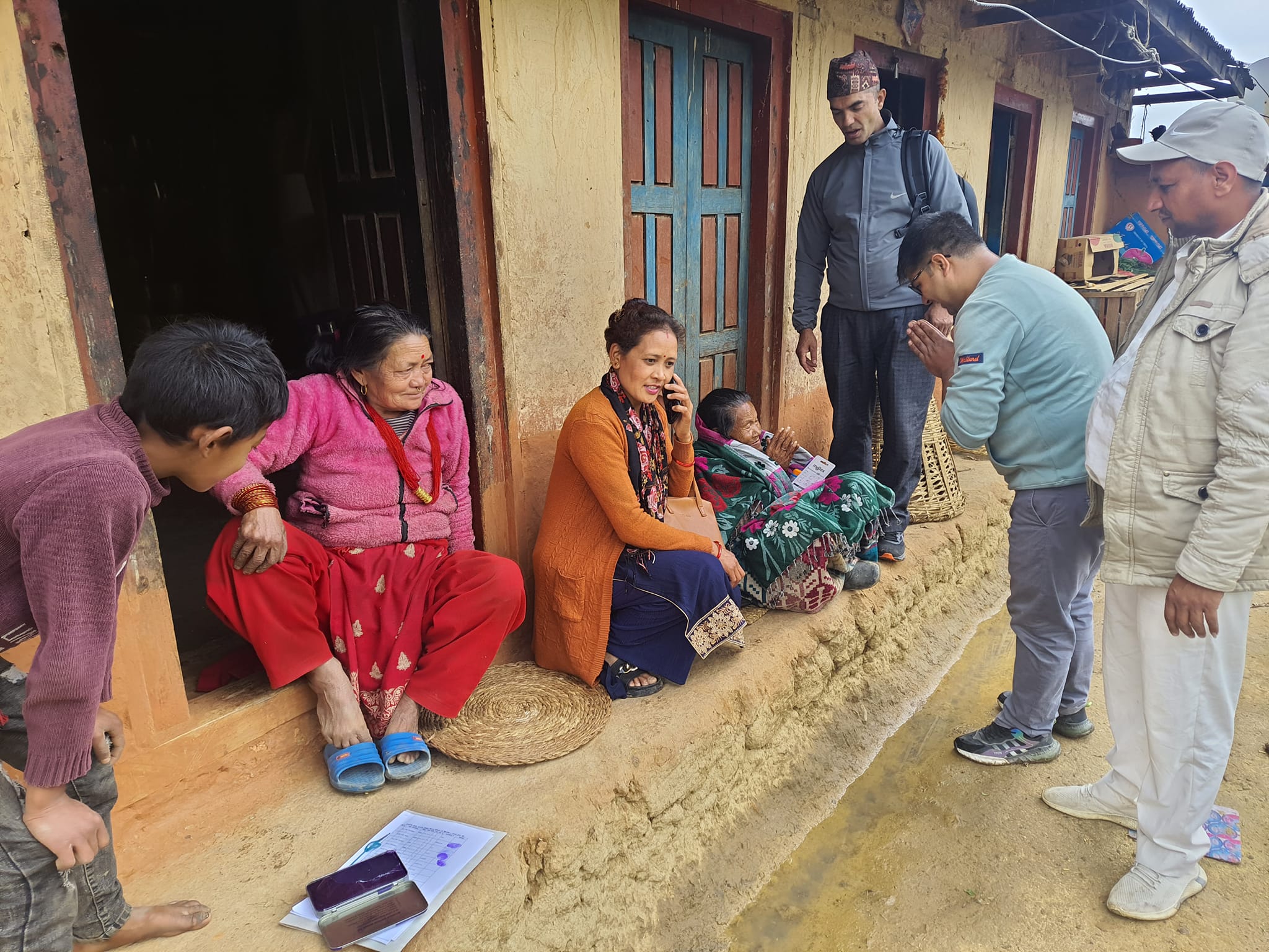 बेथानचोक-३ का ३० जना जेष्ठ नागरिकलाई घरमै पुगेर सम्मान