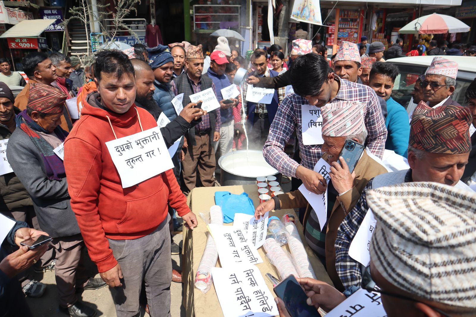 कृषकहरुको रचनात्मक आन्दोलन :  विक्री नभएपछि निशुल्क दुध वितरण