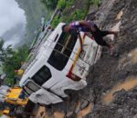 वी.पी राजमार्गमा काभ्रेतर्फ विभिन्न स्थानमा सडक अवरुद्ध, खुलाउने प्रयास जारी