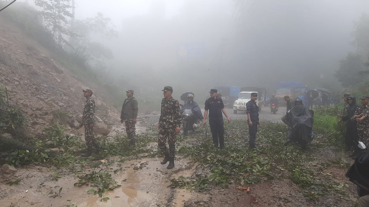 बर्षाको वितण्डा : बनेपामा डुवान, अरनिको र वी.पी. राजमार्ग अवरुद्ध