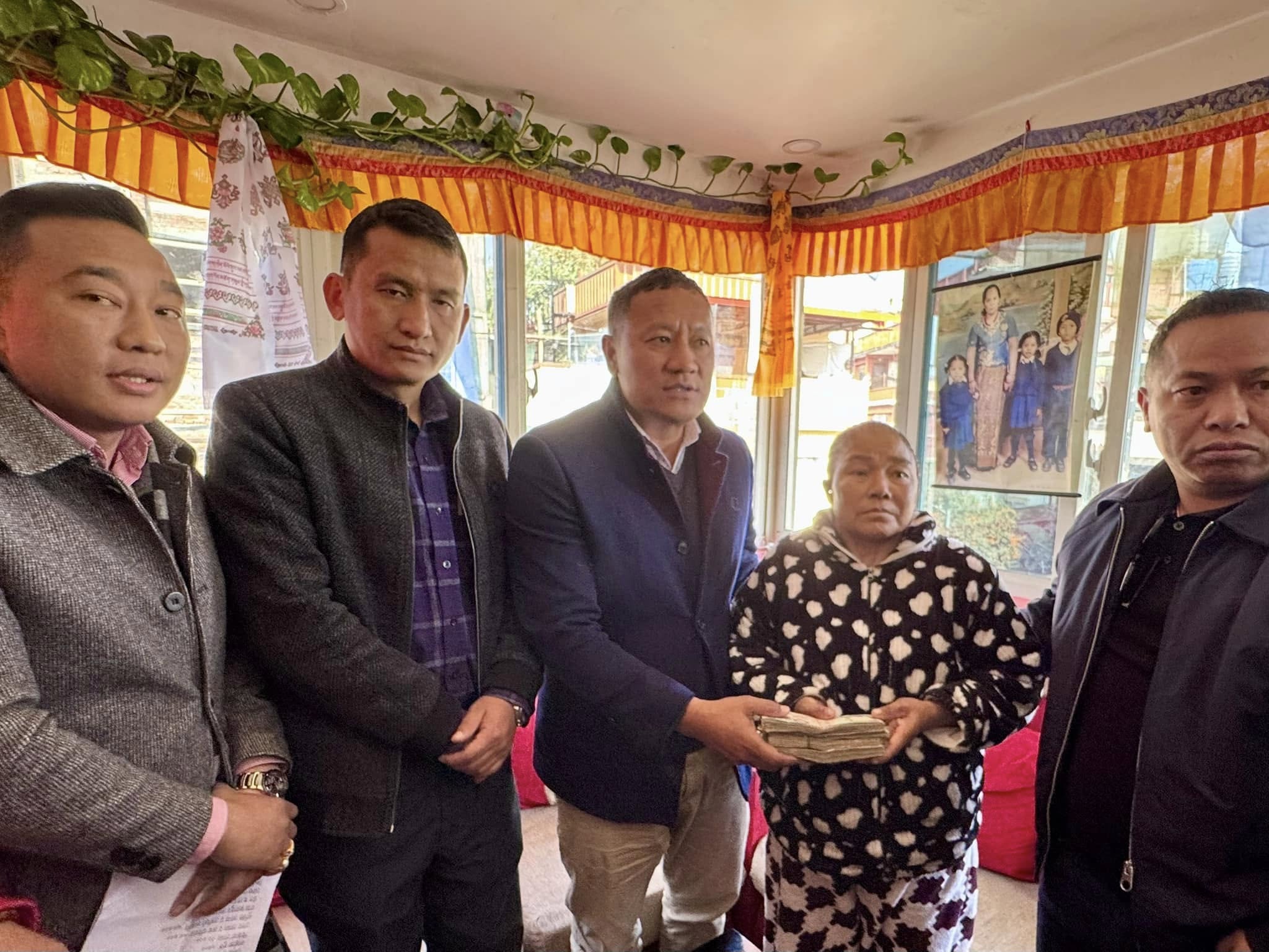 ल्होछारको दिन पुण्यको काम : तेमालमा क्यान्सरपीडितलाई सहयोग