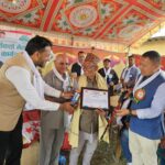 नेपाली कांग्रेसले दियो जेष्ठ नागरिकलाई खाद्यान्न र लौरो उपहार