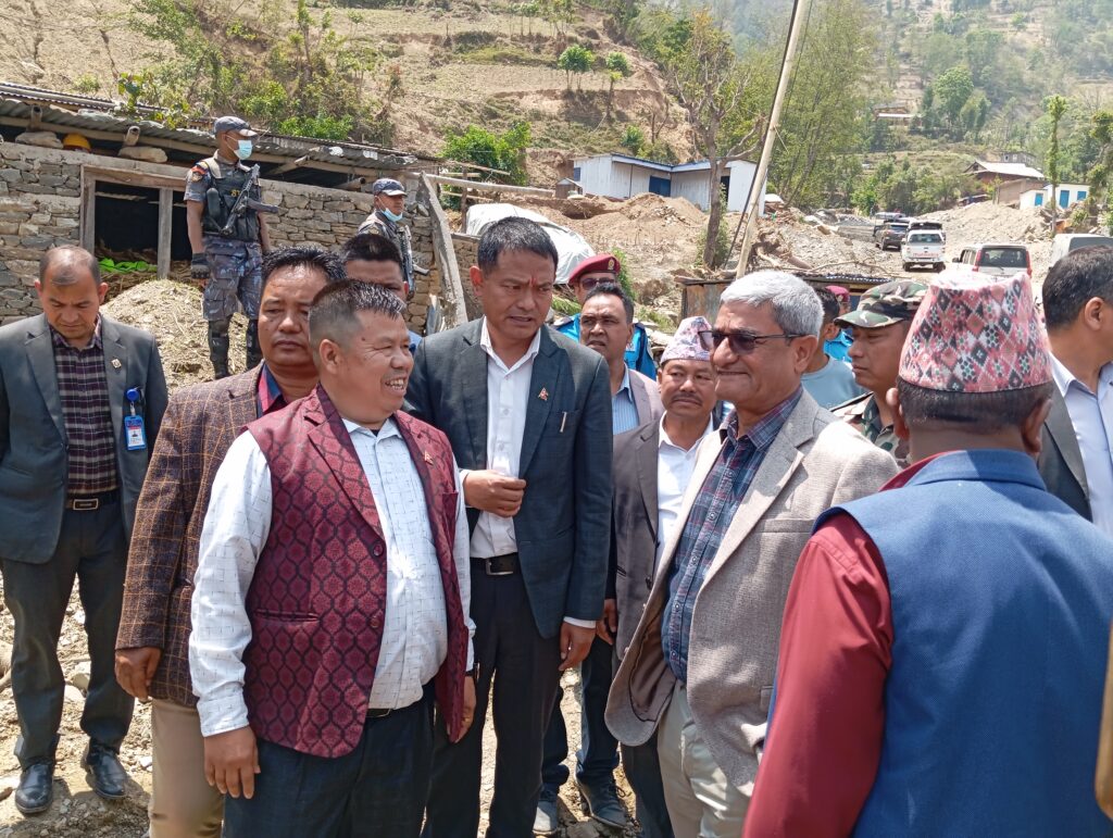 मनसुनजन्य विपदबाट रोशीमा क्षतिग्रस्त निजी आवासको विस्तृत क्षति आंकलन गृहमन्त्री लेखकले गरे सुरुवात