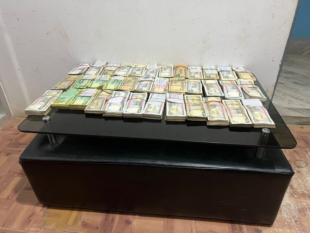 स्रोत नखुलेको २५ लाख नगदसहित दुई युवा पक्राउ