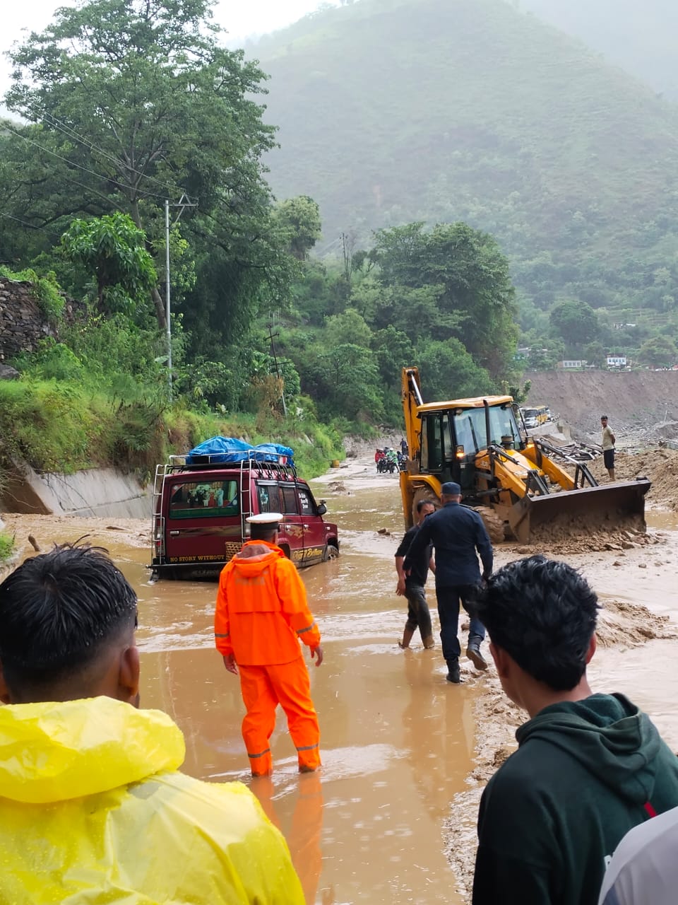 नार्केमा लेदोेले अवरुद्ध वी.पी. राजमार्ग एकतर्फी सञ्चालनमा आयो