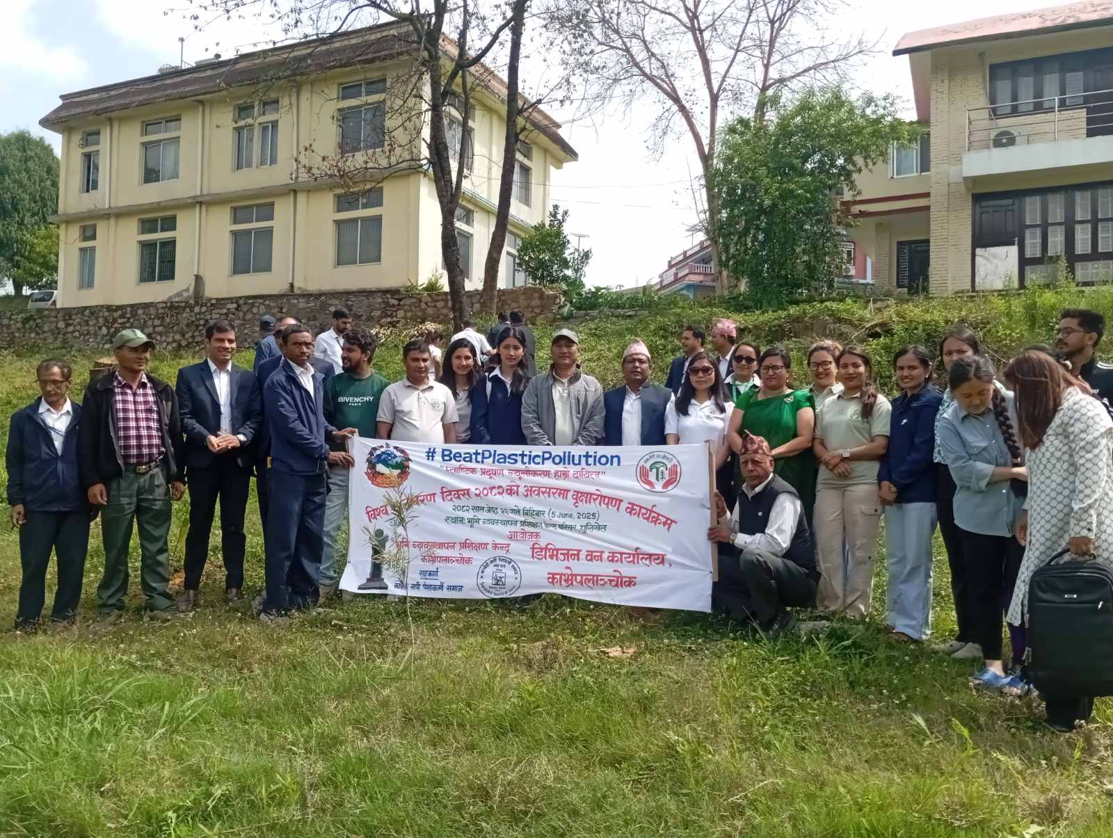 वातावरण दिवसमा भूमि व्यवस्थापन परिसरमा वृक्षारोपण