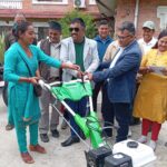 धुलिखेल नगरपालिकाले ५० प्रतिशत अनुदानमा बाड्यो मिनिटिलर र स्प्रेयर