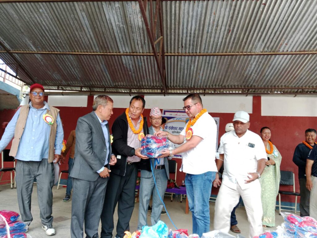 शंखेश्वरी महालक्ष्मी माविका विद्यार्थीलाई ट्रयाकसुट र झोला