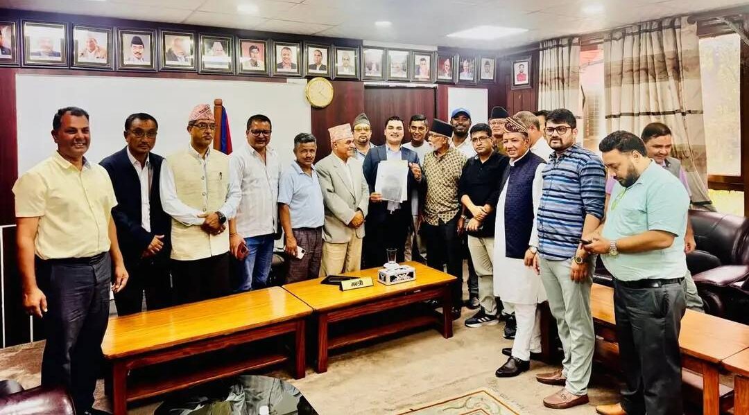 धुलिखेल  अस्पतालललाई नै प्रथम सेवा विन्दु कायम गर्न स्वास्थ्यमन्त्रीलाई ज्ञापन