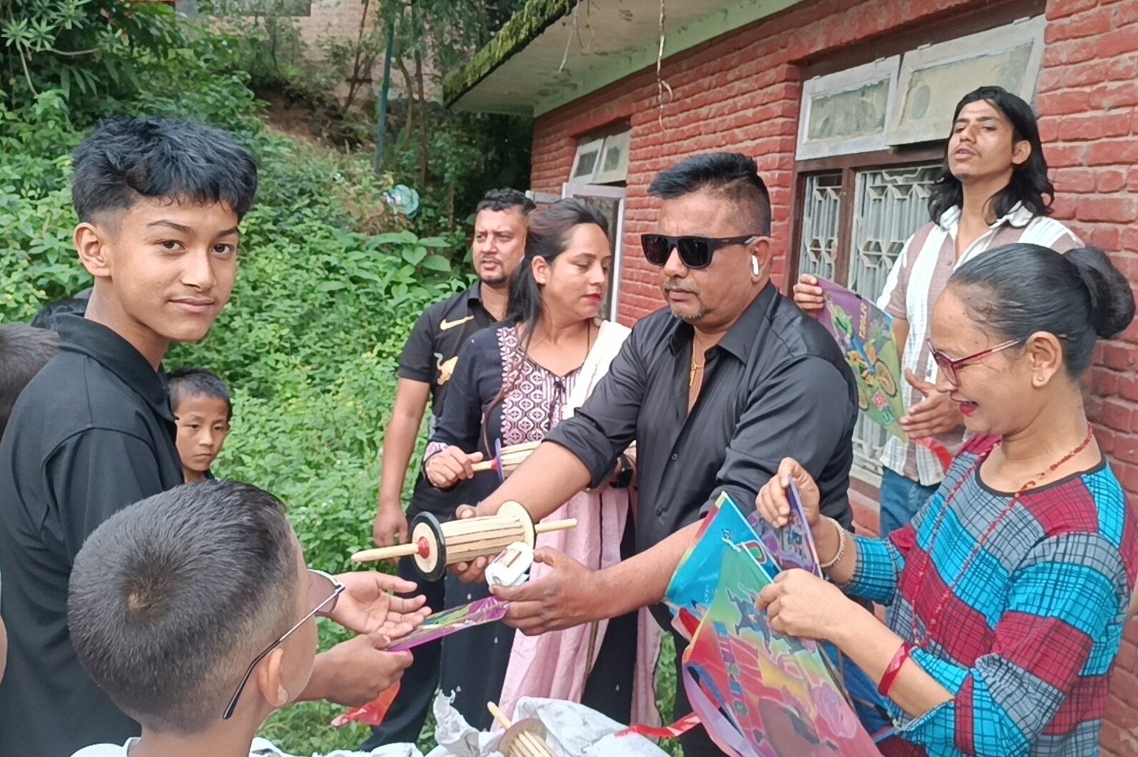 धुलिखेल नगरपालिका वडा नम्वर ४ का ३ सय ५० बालबालिकालाई चंगा उपहार