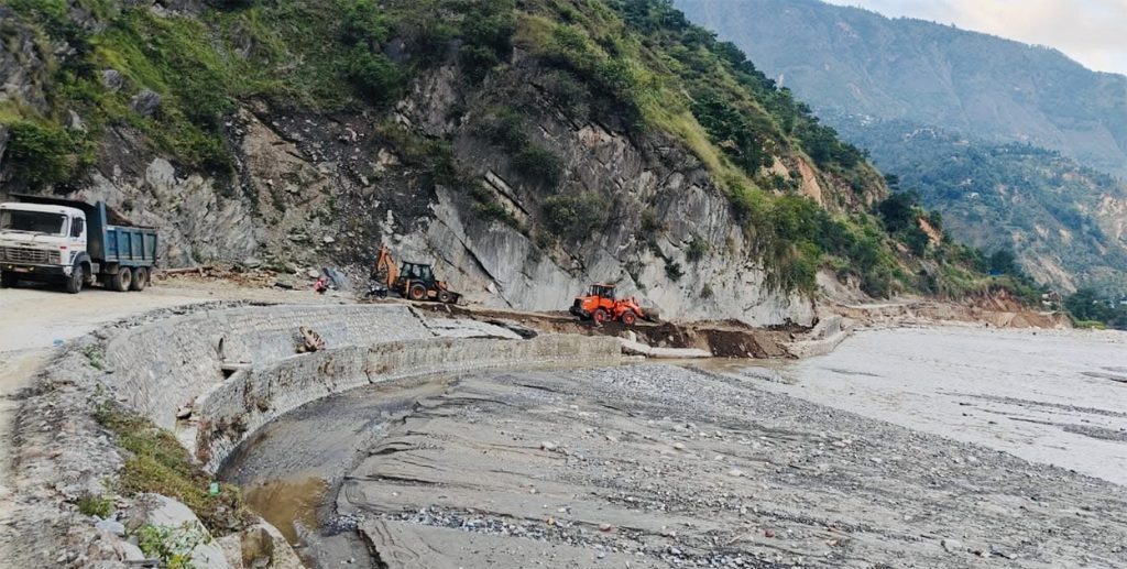 क्षतिग्रस्त बी.पी. राजमार्ग डाइभर्सन : शनिवारसम्म यातायात सञ्चालन गर्ने तयारीसहित काम