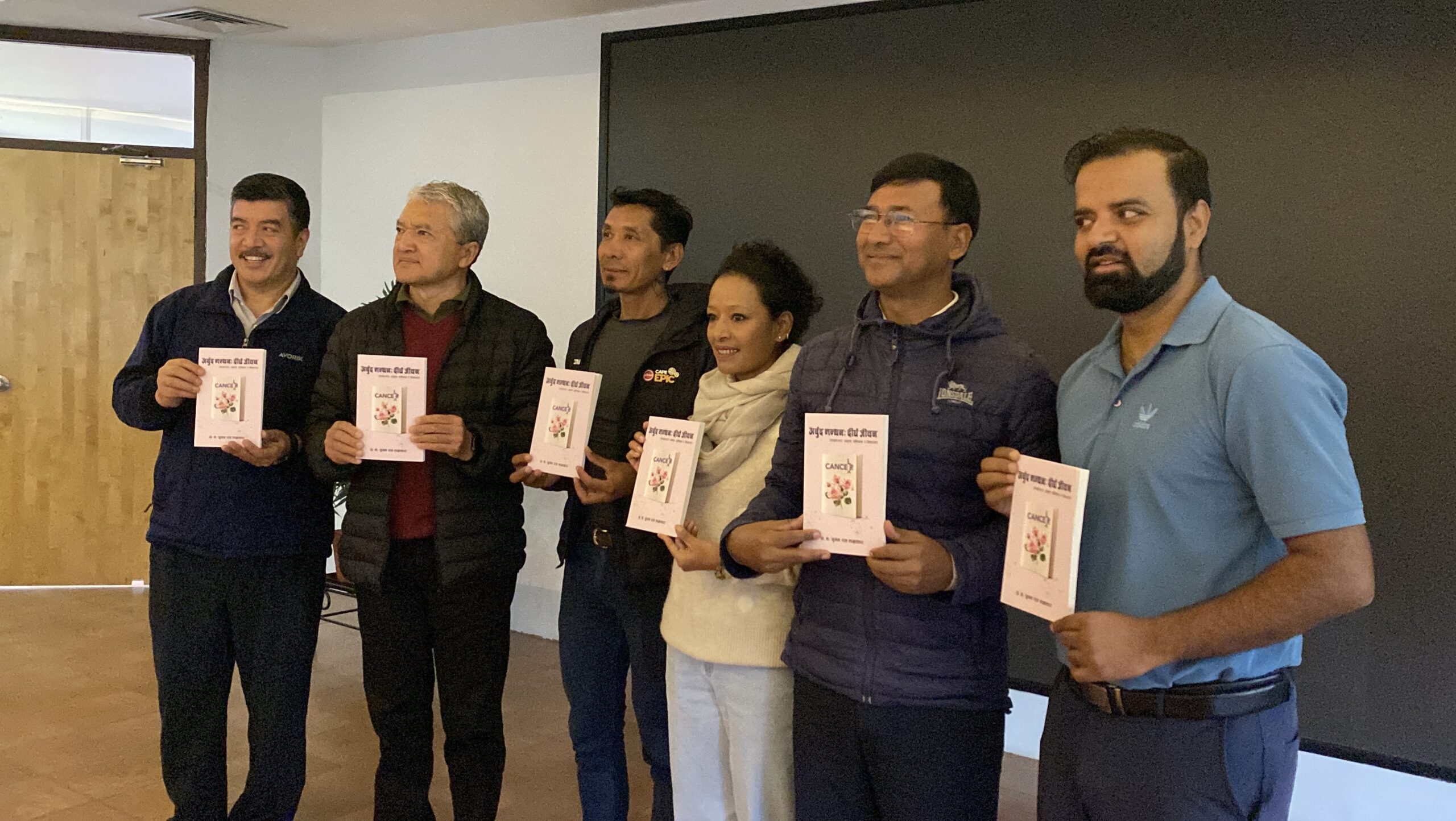 डा. सुमनको  ‘अर्बुद मन्धनः दीर्घ जीवन’ पुस्तक सार्वजनिक